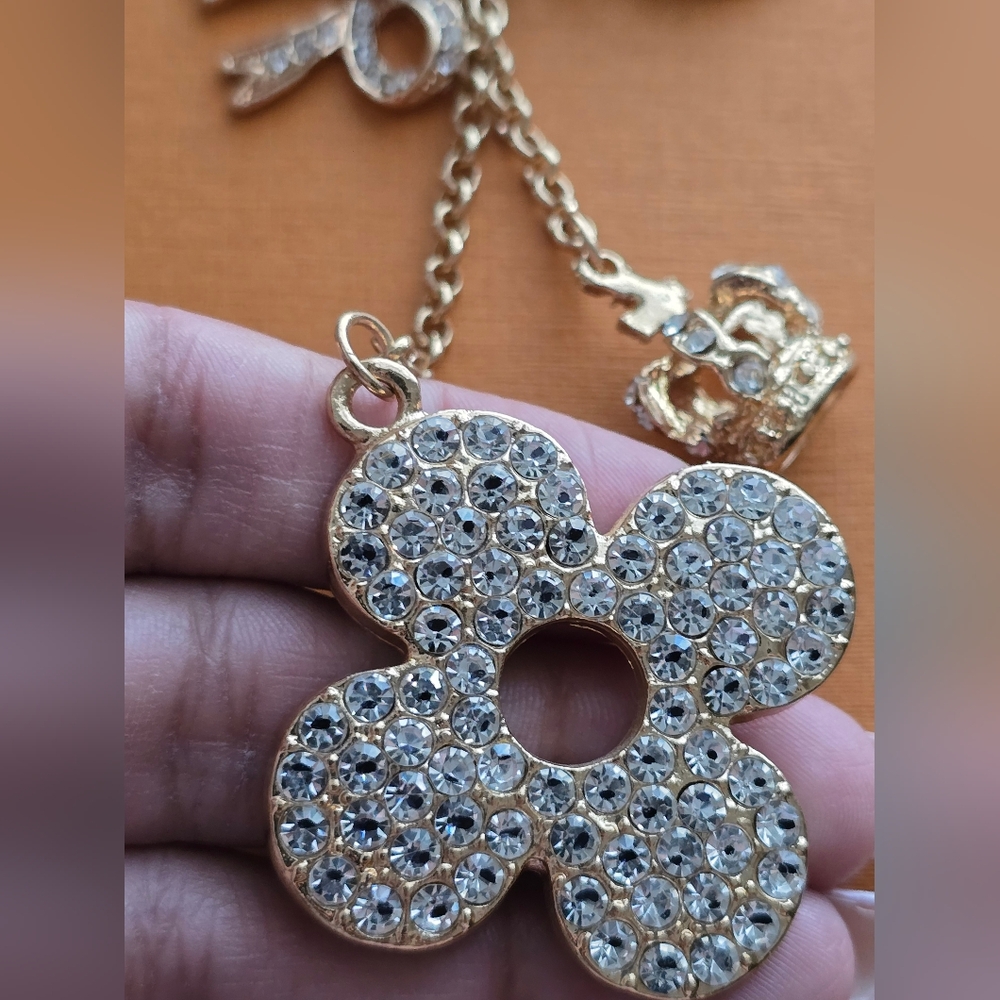 Elegant Gold Keychain with Crystal Accents - Picture 4 of 4